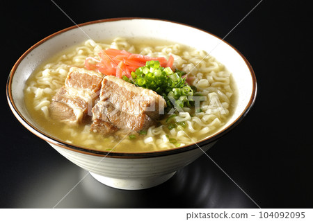 黑色背景下的沖繩蕎麥麵配排骨、大量小蔥和紅醃姜 黑色背景下的沖繩蕎麥麵配排骨、大量小蔥和紅醃姜 104092095