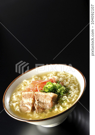 黑色背景下的沖繩蕎麥麵配排骨、大量小蔥和紅醃姜 104092107