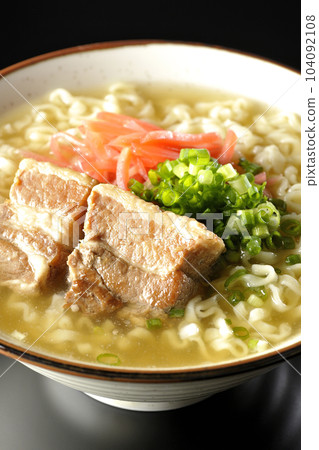 黑色背景下的沖繩蕎麥麵配排骨、大量小蔥和紅醃姜 104092108