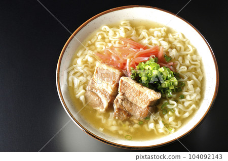 鳥瞰沖繩蕎麥麵，黑色背景上有排骨、大量小蔥和醃姜 104092143