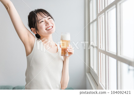 在家吃啤酒午餐的亞洲女人(啤酒杯) 在家吃啤酒午餐的亞洲女人(啤酒杯) 104092421