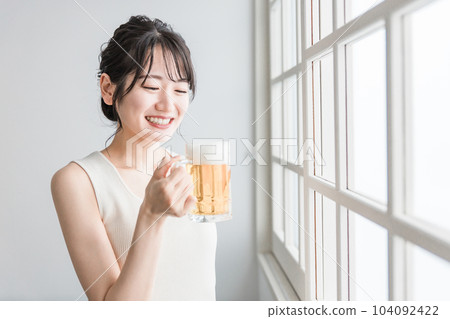 在家喝啤酒的亞洲女人（啤酒杯） 104092422