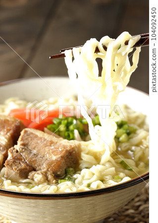 吃排骨沖繩蕎麥麵，大量的小蔥和醃姜 104092450