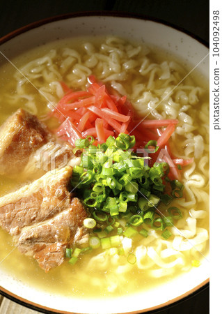 鳥瞰沖繩蕎麥麵，配排骨、大量小蔥和醃姜 104092498