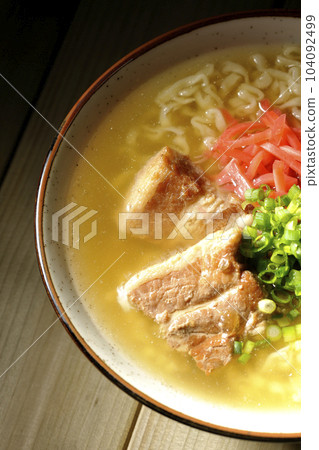 鳥瞰沖繩蕎麥麵，配排骨、大量小蔥和醃姜 104092499