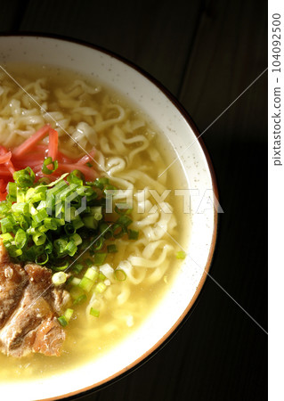 鳥瞰沖繩蕎麥麵,配排骨、大量小蔥和醃姜 鳥瞰沖繩蕎麥麵,配排骨、大量小蔥和醃姜 104092500