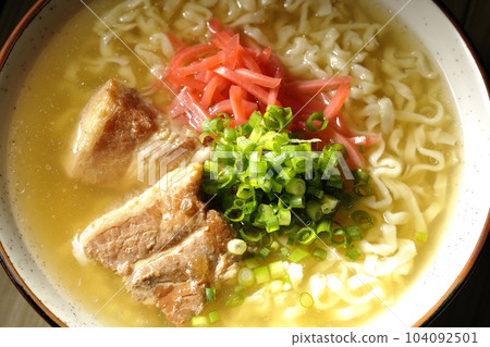 鳥瞰沖繩蕎麥麵,配排骨、大量小蔥和醃姜 鳥瞰沖繩蕎麥麵,配排骨、大量小蔥和醃姜 104092501