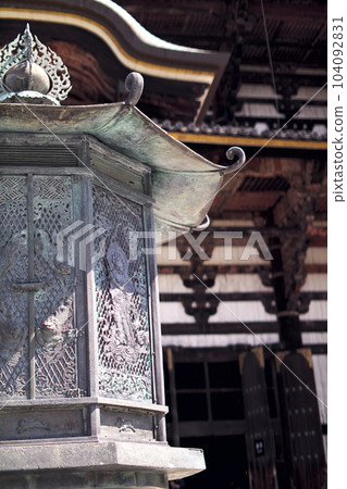 東大寺：透過八角燈籠可以看到大佛殿（近堂） 104092831