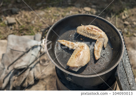 [Burning chicken wings with open fire on the Nakatsugawa riverbed] 104093013