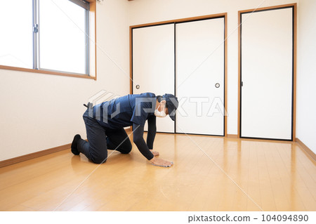 男工用抹布擦拭掃過的地板 104094890