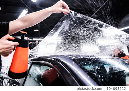 Application of self-healing PPF film on the car roof 104095222