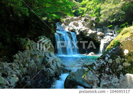 It is a beautiful scenery of Wonang Falls, a famous tourist attraction in Jeju Island. 104095517