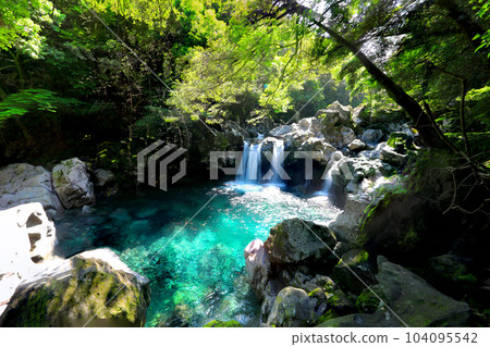 It is a beautiful scenery of Wonang Falls, a famous tourist attraction in Jeju Island. 104095542