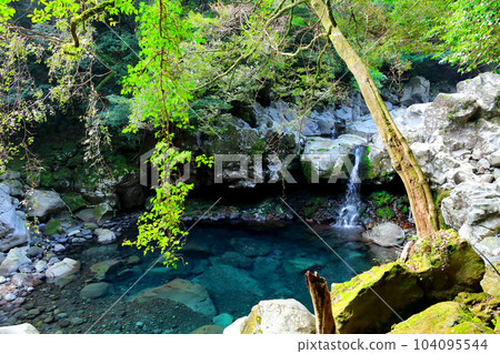 It is a beautiful scenery of Wonang Falls, a famous tourist attraction in Jeju Island. 104095544