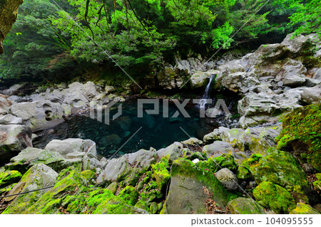 It is a beautiful scenery of Wonang Falls, a famous tourist attraction in Jeju Island. 104095555