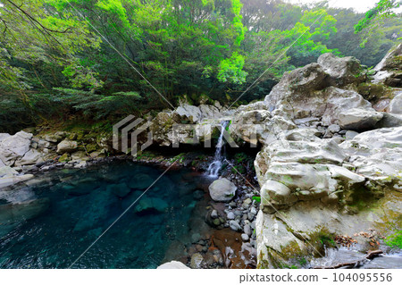It is a beautiful scenery of Wonang Falls, a famous tourist attraction in Jeju Island. 104095556