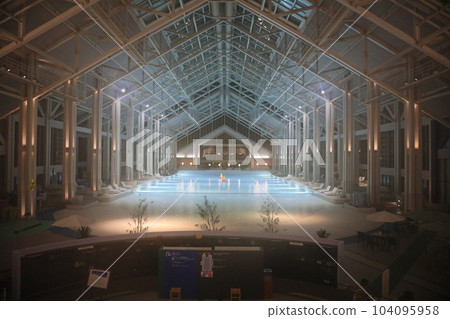 swimming pool 104095958