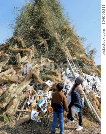 Parents and children decorating a dondoya at the 'Midorikawa Lake Dondo Festival' (Misato Town, Kumamoto Prefecture) 104096311