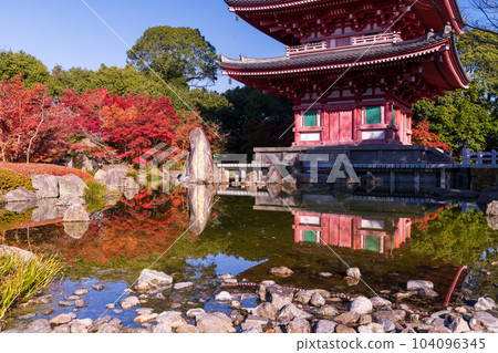 五層寶塔和秋葉在清澈的秋景中閃耀 五層寶塔和秋葉在清澈的秋景中閃耀 104096345