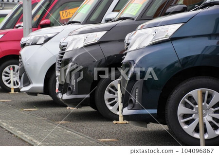 經銷商處排隊的汽車 Toyota Tank & Roomy 經銷商處排隊的汽車 Toyota Tank & Roomy 104096867