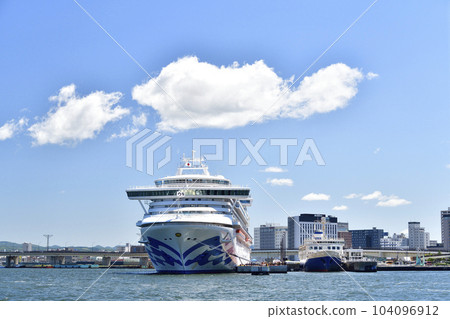 Photographing the scenery of the cruise ship Diamond Princess that calls at Hakodate Port in Hakodate City, Hokkaido in early summer 104096912