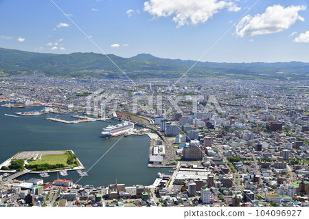 拍攝初夏停靠北海道函館市函館港的鑽石公主號遊輪的風景 104096927
