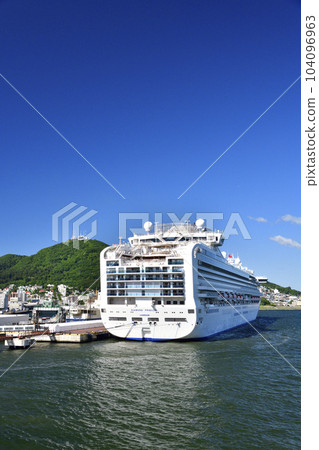 Photographing the scenery of the cruise ship Diamond Princess that calls at Hakodate Port in Hakodate City, Hokkaido in early summer Photographing the scenery of the cruise ship Diamond Princess that calls at Hakodate Port in Hakodate City, Hokkaido in early summer 104096963