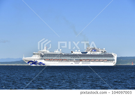 Photographing the scenery of the cruise ship Diamond Princess that calls at Hakodate Port in Hakodate City, Hokkaido in early summer 104097003