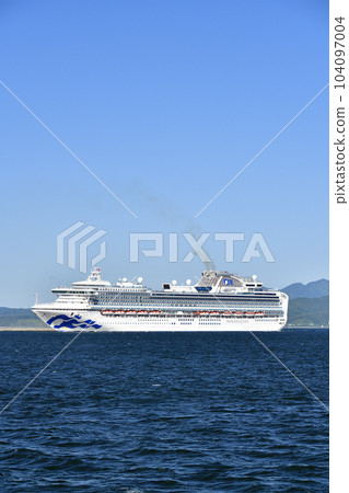 Photographing the scenery of the cruise ship Diamond Princess that calls at Hakodate Port in Hakodate City, Hokkaido in early summer 104097004