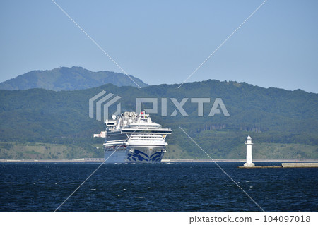 Photographing the scenery of the cruise ship Diamond Princess that calls at Hakodate Port in Hakodate City, Hokkaido in early summer Photographing the scenery of the cruise ship Diamond Princess that calls at Hakodate Port in Hakodate City, Hokkaido in early summer 104097018