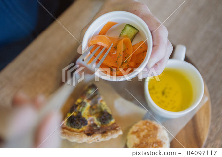 乳蛋餅、烤餅和湯 104097117