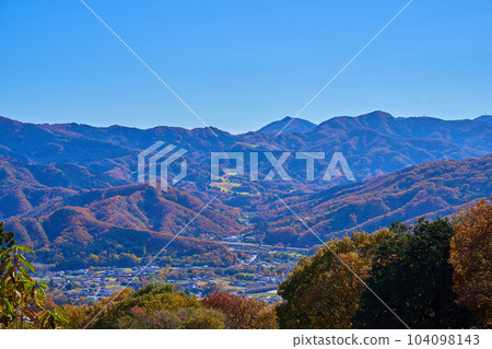 秋季從埼玉縣秩父市寶登山町索道站東南側的景色（笠山、扇山、皆野町等） 104098143