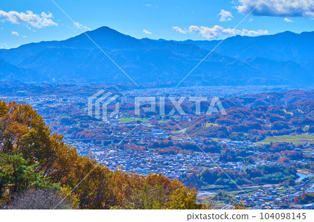 秋天從埼玉縣秩父市寶登山町索道站附近看到的南側景色(武甲山、天目山、大平山、南野町等) 秋天從埼玉縣秩父市寶登山町索道站附近看到的南側景色(武甲山、天目山、大平山、南野町等) 104098145