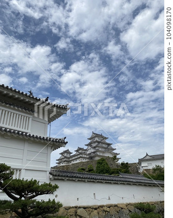 Kochi Castle and mysterious clouds Kochi Castle and mysterious clouds 104098170