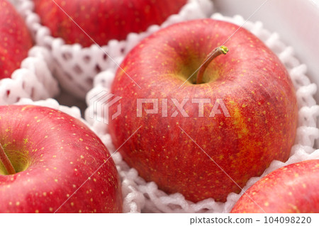 Apple San Fuji (produced in Gifu Prefecture) 104098220