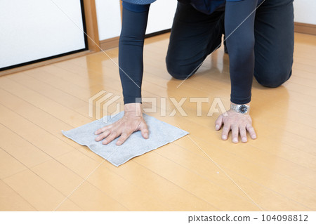 用抹布擦拭掃過的地板的男工的手 用抹布擦拭掃過的地板的男工的手 104098812