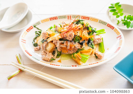 肉末炒菜和炸豆腐 肉末炒菜和炸豆腐 104098863