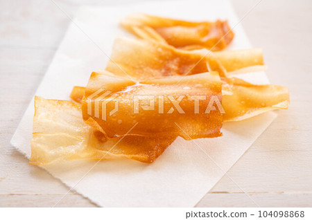 fried wonton skin 104098868