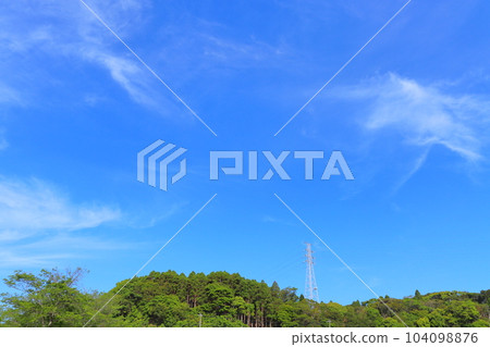 Blue sky, thin clouds, forest, steel tower 104098876