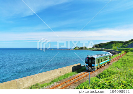青森縣五能線，藍天碧海 104098951