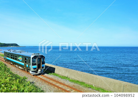 青森縣五能線，藍天碧海 104098952