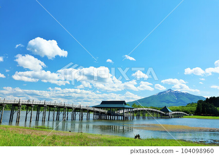 青森縣鶴之舞橋和磐木山 104098960