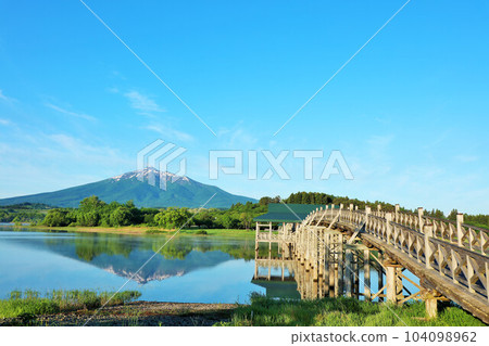 Tsuru-no-Mai Bridge and Mt. Iwaki in Aomori Prefecture 104098962