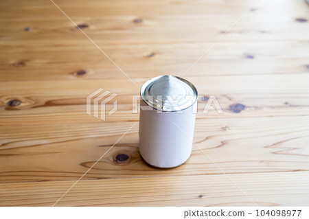 放置時間過長而膨脹變形的罐頭食品 放置時間過長而膨脹變形的罐頭食品 104098977