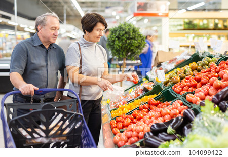 elderly husband and wife choose high-quality tomato 104099422