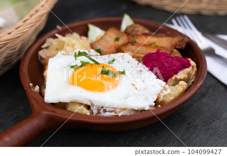 Breakfast of scrambled eggs with fried bacon and potatoes 104099427