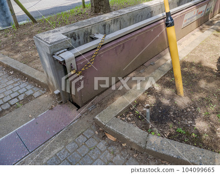 A gate (slide-type water stop plate) that prevents flooding into the park during heavy rain Chiba City/Chiba Park 104099665