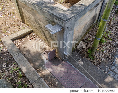 A gate (slide-type water stop plate) that prevents flooding into the park during heavy rain Chiba City/Chiba Park 104099668