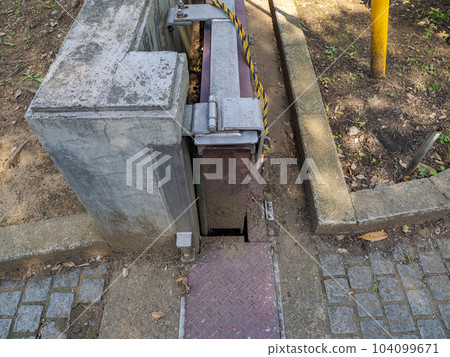 A gate (slide-type water stop plate) that prevents flooding into the park during heavy rain Chiba City/Chiba Park 104099671