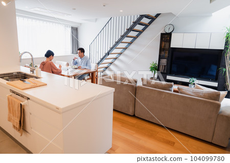 一起享用一頓飯的年長夫婦 一起享用一頓飯的年長夫婦 104099780